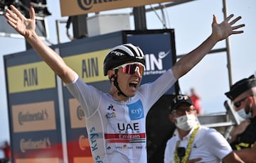 Tadej Pogacar celebrando su victoria de etapa al cruzar la línea de meta en el paso Grand Colombier 