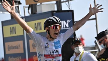 Tadej Pogacar celebrando su victoria de etapa al cruzar la línea de meta en el paso Grand Colombier 