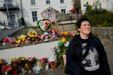 Cientos de personas de todas las edades han despedido a la cantante irlandesa en la localidad costera de Bray, al sur de Dublín. 