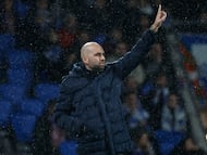 Claudio Giráldez da indicaciones durante el partido contra la Real Sociedad.