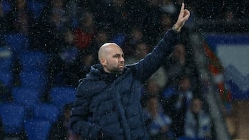 Claudio Giráldez da indicaciones durante el partido contra la Real Sociedad.