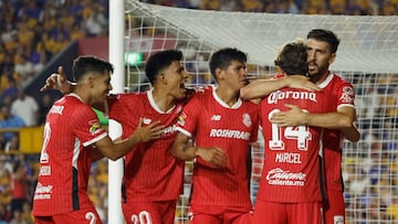 Soccer - Liga MX - Semi Final - First Leg - Tigres UANL v Toluca - Estadio Universitario, Monterrey, Mexico - May 14, 2025 Toluca's Paulinho celebrates scoring their first goal with teammates REUTERS/Daniel Becerril