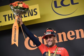 El italiano celebra en el podio su victoria de etapa.