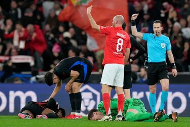 2-1. Error del Barcelona. Álex Balde y Wojciech Szczesny chocan en una mala salida del guardameta polaco y el balón le cae a Vangelis Pavlidis, que conduce hasta el área y remata a puerta vacía el segundo de las Águilas.