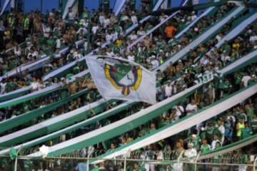 La afición del Deportivo Cali se encargó de la fiesta en la tribuna. El juego de ida de la final de la Liga Águila se pintó de verdiblanco.