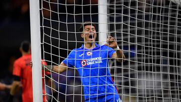 Cruz Azul's Rodrigo Huescas gestures during the Mexican Clausura 2023 tournament football match against Tigres at the Azteca stadium in Mexico City on February 4, 2023. (Photo by CLAUDIO CRUZ / AFP)