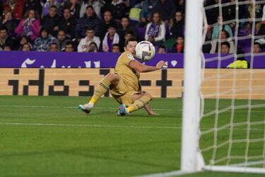 3-1. Pase filtrado de Frenkie de Jong a Robert Lewandowski, regatea a Jordi Masip en su salida y marca a portería vacía el primer tanto culé.