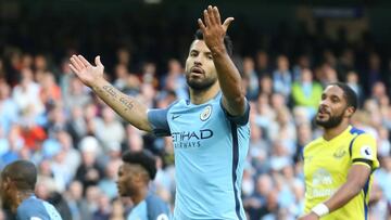 Manchester City&#039;s Argentinian striker Sergio Aguero reacts after missing a penalty during the English Premier League football match between Manchester City and Everton at the Etihad Stadium in Manchester, north west England, on October 15, 2016. / AF