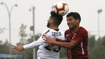 El jugador de Santa Cruz Cristian Collao, disputa el balon con Jorge Gatica.