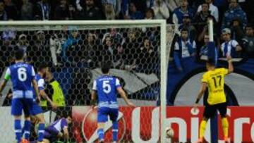 Casillas, desde el suelo, ve entrar el balón tras rebotarle desde el larguero el disparo de Aubameyang. Fue el 0-1.