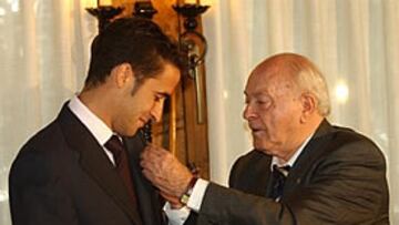 <B>HOMENAJE</b>. Raúl ha recibido de manos del presidente de honor del club, Alfredo di Stéfano, la insignia de oro y brillantes de la Asociación de Veteranos madridistas.