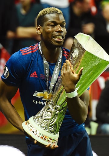 El Manchester United campeón de la Europa League. Paul Pogba con el trofeo.