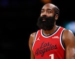Atención a reacción de James Harden cuando su novia atrapa un ramo en boda