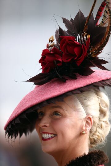 El Festival de Cheltenham, uno de los eventos hípicos más importantes del Reino Unido, se ha convertido en una pasarela de los sombreros más extravagantes.