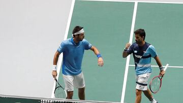 GRAF1865. MADRID, 19/11/2019.- Los tenistas los chilenos Hans Podlipnik (d-abajo) y Nicolás Jarry (i-abajo) celebran un punto ante los argentinos Leonardo Mayer (i-arriba) y Máximo González (d-arriba), durante su partido de dobles correspondiente a la segunda jornada de la fase de grupos de la Copa Davis que se disputa este martes en la Caja Mágica de Madrid. EFE/Chema Moya