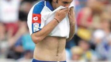 <b>RENOVACIÓN. </b>Milito, en un partido con el Zaragoza. El club le ofrece renovar hasta 2010 y él pide cobrar 2,1 millones.