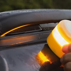 La DGT lo confirma: si te quedas tirado con el coche en la carretera, la baliza V-16 no compartirá tus datos personales