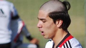 El hijo del Cholo Simeone, Giovanni, lució este peinado a lo samurai cuando subió al primer equipo de River Plate.