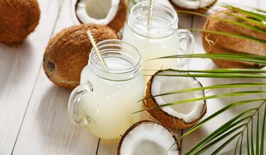 Las sorprendentes razones por las que deberías tomar agua de coco natural