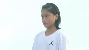 El japon&eacute;s Ginwoo Onodera, con una camiseta blanca de Air Jordan y el cielo de fondo, en el Extreme Barcelona celebrado en el Parc del F&ograve;rum, el 17 de septiembre del 2022, durante la final de Skate Men. 