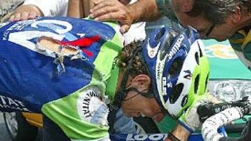 <b>CAÍDA. </b>El ciclista murciano Alejandro Valverde es atendido por el doctor.