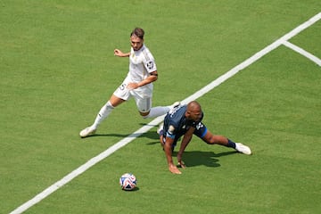 El ¨¢rbitro brasile?o, Ram¨®n Abatti, ense?a la cartulina roja al defensa del Real Madrid por un agarr¨®n a Salom¨®n Rond¨®n en la corona del ¨¢rea, siendo el ¨²ltimo hombre.