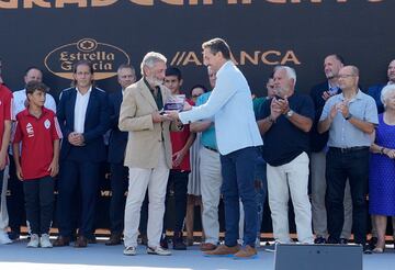 El presidente del Celta de Vigo, Carlos Mouriño (i), recibe una placa del proyecto Galicia Sports 360, durante la celebración del Centenario.
