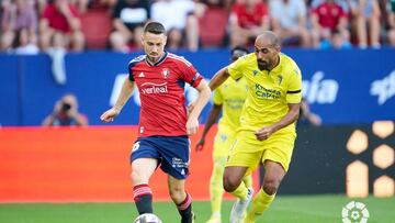 Moi Gómez, de Osasuna, y Fali, del Cádiz, en el duelo de LaLiga Santander 2022-2023.