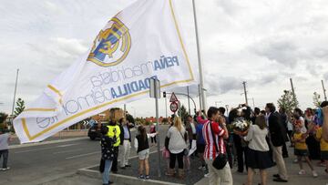 Izado de la bandera del Real Madrid en Boasilla del Monte (Madrid).