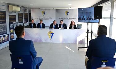 Manuel Vizcaíno señala a Quique Pina en la Junta General de Accionistas