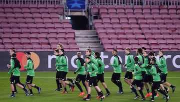 Jugadores del Moenchengladbach calentando.