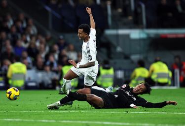 Falta de Renato Tapia a Rodrygo al borde del área.