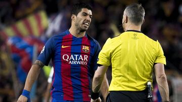 Luis Suárez protesta a Kuipers.