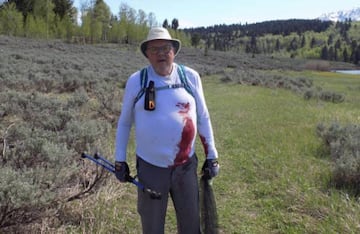 Gregory 'Thor' Godar con la camiseta manchada de sangre tras recibir un ataque de oso grizzly en Henry's Lake State Park de Idaho (Estados Unidos).