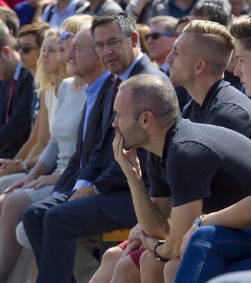 Josep Maria Bartomeu observa a Andrés Iniesta.