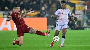 Soccer Football - Europa League - Round of 16 - First Leg - AS Roma v Athletic Bilbao - Stadion Olimpico, Rome, Italy - March 6, 2025 AS Roma's Gianluca Mancini in action with Athletic Bilbao's Nico Williams REUTERS/Alberto Lingria