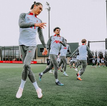 Luis Díaz está de vuelta. El extremo regresó a entrenamientos grupales en Liverpool y apunta al partido contra Manchester City. El club compartió su alegría en la práctica.