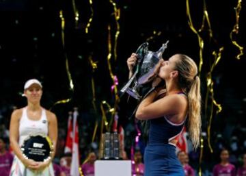 Gran año de la eslovaca que entra por primera vez en el top ten del tenis mundial. Empezó en el puesto 38 y ascendió 33 puestos hasta el quinto que ocupa actualmente. Redondeó su año ganando la WTA Finals en Singapur al vencer en la final a Angelique Kerber.