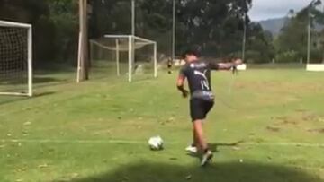 Germán Cano pateando y entrenando