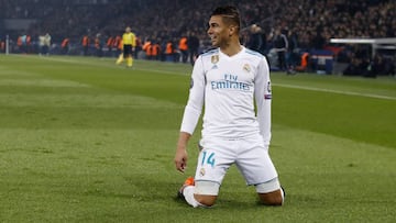 El centrocampista brasile&ntilde;o del Real Madrid, Casemiro, celebrando su gol ante el PSG.