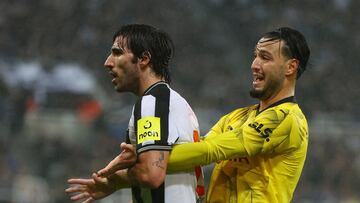 Soccer Football - Champions League - Group F - Newcastle United v Borussia Dortmund - St James' Park, Newcastle, Britain - October 25, 2023  Newcastle United's Sandro Tonali and Borussia Dortmund's Ramy Bensebaini react Action Images via Reuters/Lee Smith