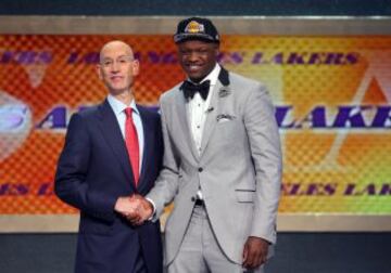 Julius Randle, con el 7, a los Lakers.