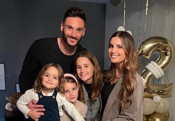 La historia de amor de Hugo Lloris y Mariane Lloris empezó a escribirse en el año 2002, siendo unas de las parejas más sólidas de la industria del fútbol. Diez años más tarde, ambos dieron el 'si quiero' en una boda por lo alto en Niza. La esposa del portero y capitán de la selección gala tiene una estrecha vinculación con el mundo de la moda, donde ha creado su propia marca de ropa infantil de lujo. 