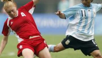 <b>ARGENTINA 1-CANADÁ 2.</b> Las argentinas no pudieron con la gran forma física de las canadienses.