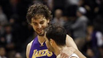<b>AMIGOS. </b>Gasol, charlando con Calderón en el partido de ayer.