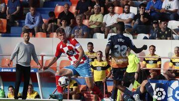 Manu Barreiro (Lugo) y Seydouba Ciss¨¦ (Legan¨¦s) en el partido de LaLiga SmartBank 2022-2023.