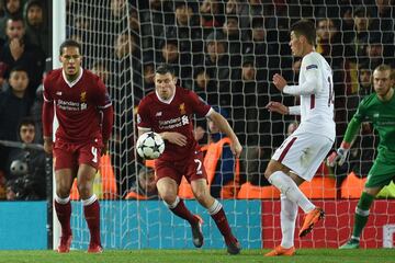 El árbitro alemán Félix Brych interpretó mano de James Milner. Perotti transformó desde los once metros el segundo gol del Roma.