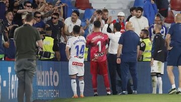 Los jugadores del Alavés disculpándose ante la afición.