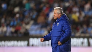 AME1898. PACHUCA (MÉXICO), 12/03/2023.- Victor Manuel Vucetich, entrenador de Monterrey, en acción ante Pachuca, durante un partido correspondiente a la jornada 11 del torneo Clausura 2023 de la Liga MX del fútbol mexicano, hoy, en el estadio Hidalgo de la ciudad de Pachuca (México). EFE/ David Martínez Pelcastre
