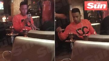 El jugador del Manchester United Memphis Depay fue pillado fumando de una cachimba  en un bar de Rotterdam por el diario The Sun.